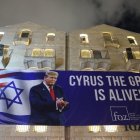 Imagen de Donald Trump, elogiado como el rey Ciro, que liberó a Israel del dominio babilónico, en un edificio de Jerusalén.