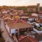 El Eco Hotel Doña Mayor se integra en el corazón de Frómista, a solo 1 h 20 min de León, rodeado de patrimonio y tranquilidad rural.