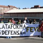 Las plataformas y asociaciones se concentran para recibir al presidente del Gobierno a su llegada al Palacio de Exposiciones