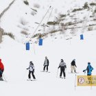 Primer día de esquí en la estación de San Isidro en León.