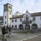 Dos periodistas esperan la última hora informativa frente al Ayuntamiento.