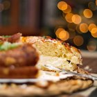 Detalle del roscón de Reyes artesano que representa la tradición repostera leonesa, elegido entre los mejores de España por la Guía Repsol.