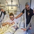 Foto de familia con el primer bebé nacido este año en el Hospital El Bierzo.