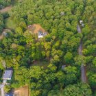 Vista aérea del entorno natural de Balboa, el pueblo leonés donde National Geographic ha destacado la conservación de pallozas con más de 20 siglos de historia.