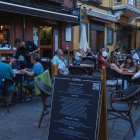 Terrazas mantienen viva la tradición de la tapa con cada consumición: en el Barrio Húmedo, cada mesa es una escena cotidiana de la cultura leonesa.
