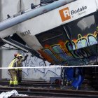 Varios bomberos trabajan en la zona cero del accidente de tren ocurrido ayer en Gelida (Barcelona), en el que murió un maquinista y otras 37 resultaron heridas, mientras que la Generalitat apunta al "desprendimiento de un talud" como "principal hipótesis" del accidente.