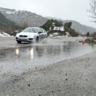 Un coche atraviesa uno de los grandes charcos que se forman en el desvío provisional.
