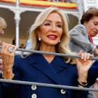 Carmen Lomana, siempre impecable, acude a un evento taurino con un elegante look navy y su característico estilo sofisticado.