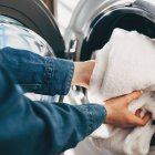 El truco de la toalla consiste en añadir una toalla completamente seca al centrifugado para absorber parte de la humedad de la ropa, un método viral que divide opiniones en TikTok.