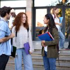 Varios jóvenes a las puertas de un centro universitario, perfil del alumnado que podrá beneficiarse de las nuevas ayudas municipales para matrícula y material académico.