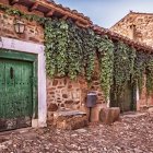 Fachadas de piedra y madera en Castrillo de los Polvazares, uno de los pueblos leoneses incluidos por Condé Nast Traveler entre los más bonitos de España.