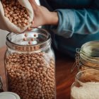 Los garbanzos, ejemplo de legumbre económica y rica en proteína vegetal, ganan protagonismo como alternativa saludable a la carne en la despensa diaria.