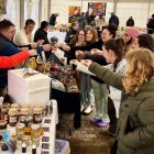 Visitantes participan en una degustación durante una edición anterior de la Feria de la Miel de Filiel, que reúne a productores y artesanos locales.