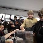 El candidato socialista a la presidencia de la Junta, Carlos Martínez, ejerce su derecho al voto