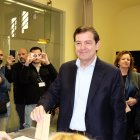 El candidato del PP a la presidencia de la Junta de Castilla y León, Alfonso Fernández Mañueco, vota en Salamanca