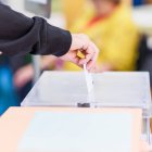 El derecho a votar a partir de los 18 años en España se fijó durante la Transición democrática tras la aprobación de la Constitución de 1978