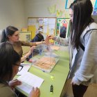 Jóvenes votando en un colegio electoral en El Bierzo