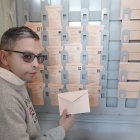 Ángel Lozano Ortega ejerce  su derecho al voto en un colegio electoral de Valladolid.