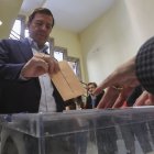 El candidato del Partido Popular de Castilla y León a la reelección como Presidente de la Junta, Alfonso Fernández Mañueco, ejerce su derecho a voto en Salamanca.