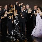 Paul Thomas Anderson y la productora Sara Murphy celebran con el reparto y el equipo el Óscar a la Mejor Película por «Una batalla tras otra».