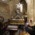 La Virgen del Mercado, la Morenica por su tez, cumple hoy la tradición de abrir la Semana Santa.