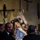 La intensa devoción milenaria eclipsa el incalculable valor artístico de la talla de La Morenica, arropada por cientos de personas.