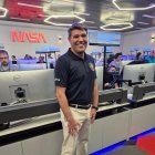 Arturo Fernández, en la sala de control de Orión en la Nasa.