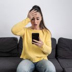 Una mujer es estafada al navegar por internet en su móvil