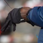 Archivo - Un hombre se pone unos guantes.
