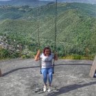 Una visitante disfruta del columpio de Librán, la antigua estructura minera reconvertida en icono arquitectónico sobre el valle berciano