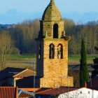 Vista de la torre de la iglesia de Alija del Infantado, el pueblo leonés sin mar que ha sorprendido por su histórica vinculación con la Armada Española
