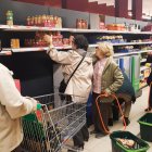 Un grupo de persona compra en un supermercado