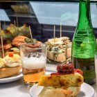 La cultura de la tapa combina bebida y pequeños bocados en barras como esta, donde tradición y gastronomía se encuentran en cada consumición