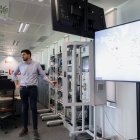 Miguel Martín y junto a él, el mapa que detecta de dónde han surgido los ataques.