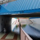 Dos señoras observan la piscina casi olímpica que se forma en los pasos de la calle Príncipe.