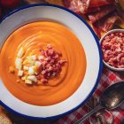 El salmorejo a la leonesa reinventa el clásico andaluz con cecina como protagonista, un guiño al tapeo más emblemático de León.