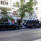 Investigadores de la Policía Nacional acceden al edificio donde se encuentra la oficina del expresidente del Gobierno José Luis Rodríguez Zapatero durante un registro este martes en Madrid.