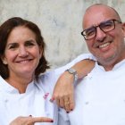 Samantha Vallejo-Nájera junto a uno de los profesionales de su equipo gastronómico vinculado a su proyecto en Pedraza.