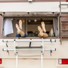 Una pareja duerme en una autocaravana