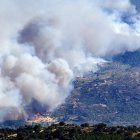 Vista del incendio que afecta a Burgohondo (Ávila) visto desde la localidad abulense de Navalmoral. EFE/Raúl Sanchidrián.