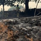 Imagen del incendio de Veguellina, en León..

Las labores de extinción del fuego de San Tirso provocan el corte del carril rápido en ambos sentidos de la A-6 a su paso por la localidad

SOCIEDAD ESPAÑA EUROPA CASTILLA Y LEÓN
DIPUTACIÓN DE LEÓN
