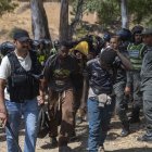 Fuerzas de seguridad marroquíes detienen a migrantes en Fnideq (Castillejos).