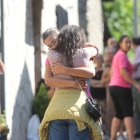 Dos vecinas de Manzanedo de Valdueza se abrazan emocionadas tras lo sucedido.