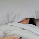 El cansancio al despertar puede aparecer junto a otras señales como falta de energía, hinchazón o cambios en el sueño, cuyo contexto Klau Gago propone valorar de forma conjunta
