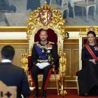 El rey Haakon VIII, acompañado por su hija, la princesa heredera Ingrid Alexandra. EFE/EPA/LISE ASERUD / POOL NORWAY OUT.