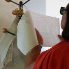 Una mujer revisa el censo electoral en una imagen de archivo