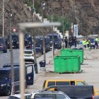 Los operarios recogen las tiendas de la antigua fábrica de Guano.