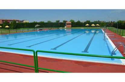 La piscina de recreo de Villaobispo de las Regueras posee 46,6 metros de largo. Las instalaciones disponen de otra de chapoteo. RAMIRO