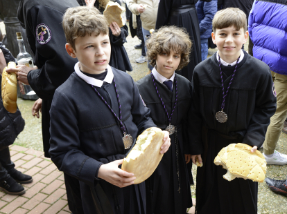 Pequeños con el pan de Jesús, concluida la procesión.