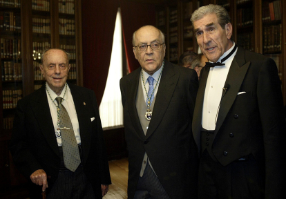 Toma de posesión e ingreso en la Academia de las Ciencias Morales y Políticas del leonés, que posa junto a Manuel Fraga y Leopoldo Calvo-Sotelo, en 2007.